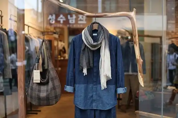 Display fashion di jendela butik di Seongsu-dong di Seoul.