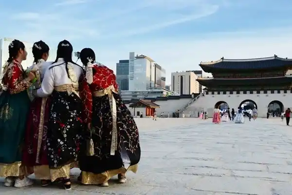 Pengunjung memakai hanbok tradisional di Istana Gyeongbokgung di Seoul.