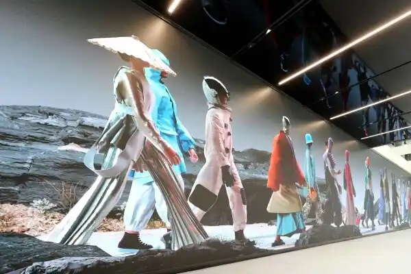 Instalasi digital fashion di HiKR Ground di Seoul.