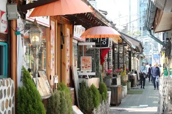 Kafe dan toko kecil di rumah hanok di Ikseon-dong di Seoul.