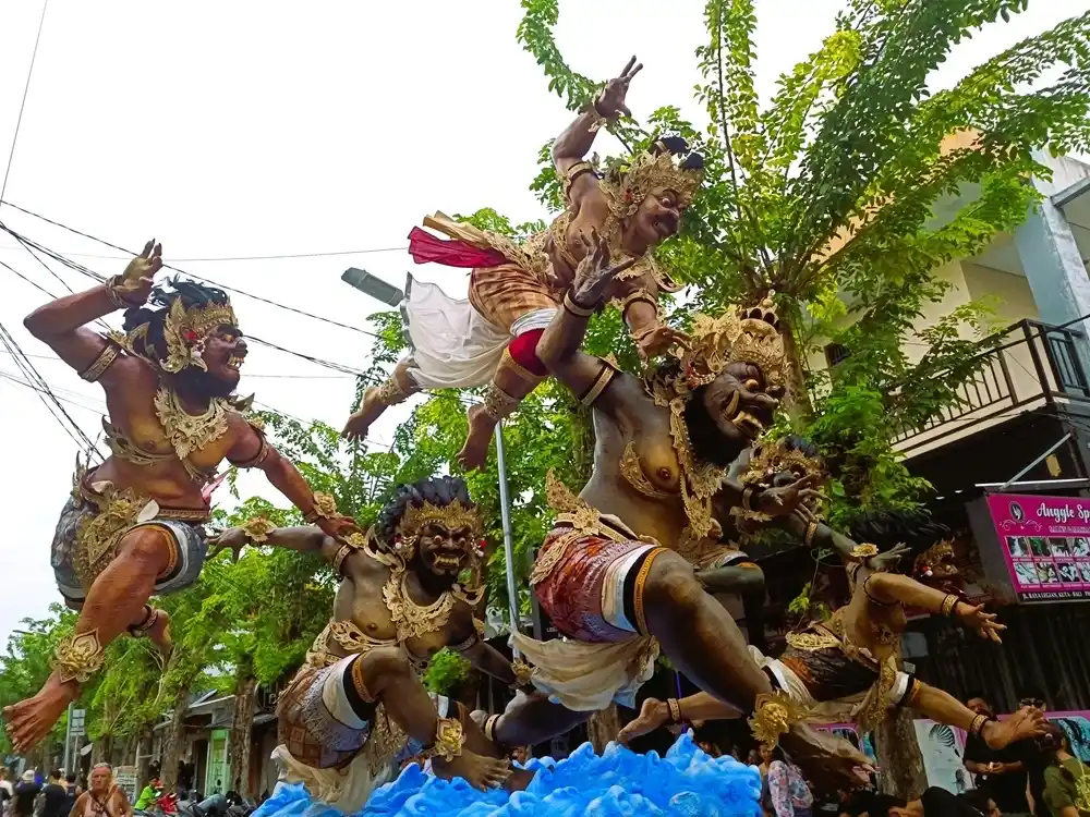 Parade Ogoh-Ogoh di Bali.