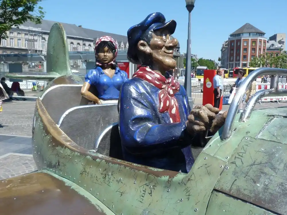 Patung bergaya komik berwarna dengan karakter di dalam mobil di Liège.