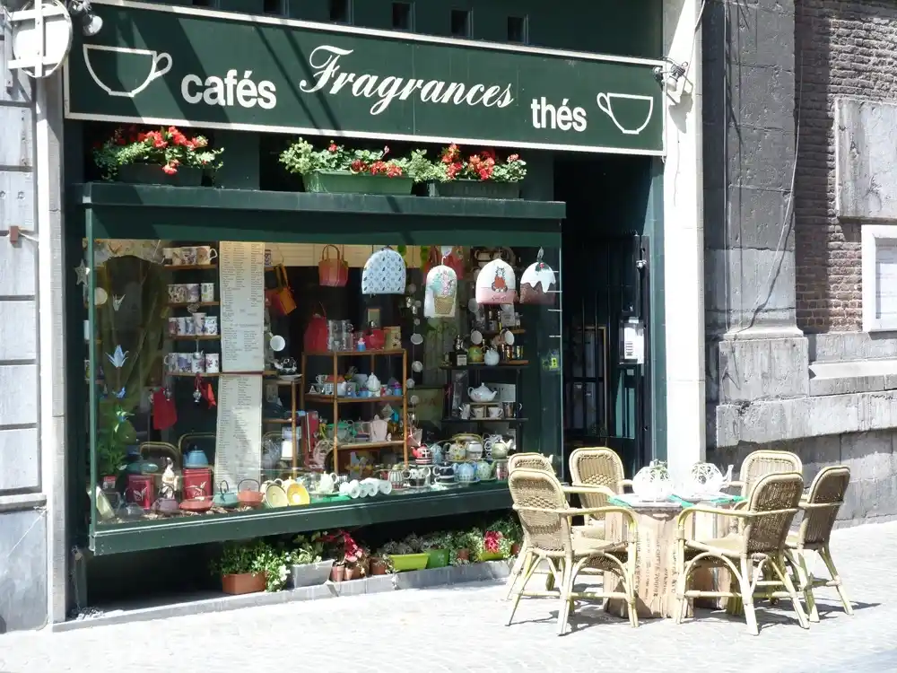 Kafe kecil dengan tempat duduk di luar di Liège.