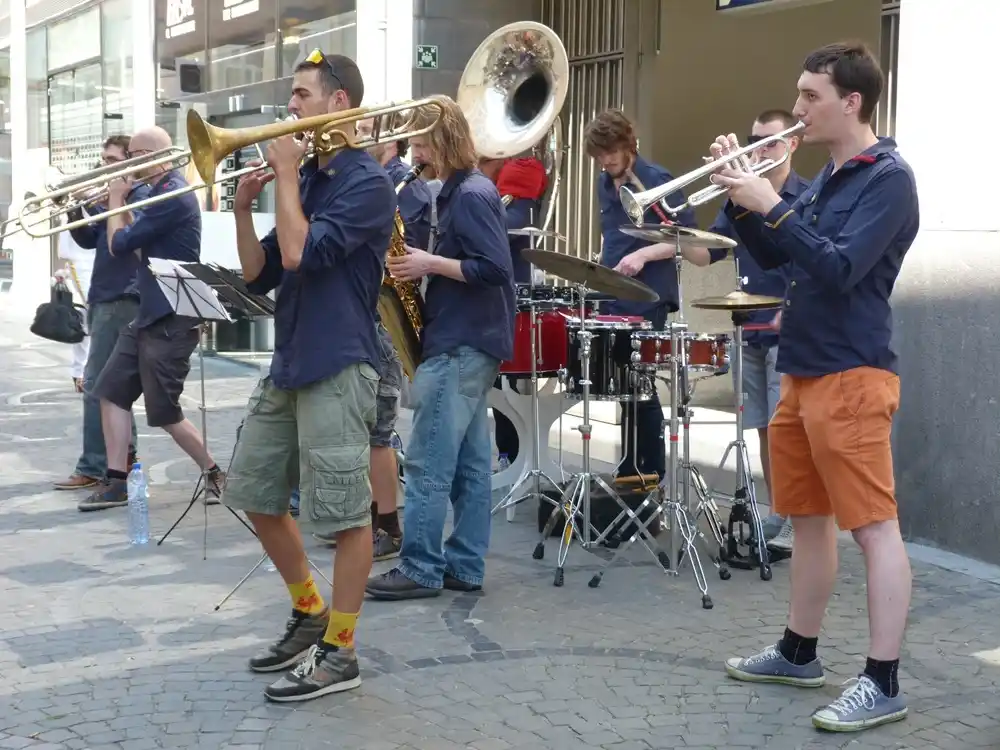 Musisi jalanan memainkan alat musik tiup di Liège.