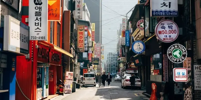Street in Seoul with cafés, shops and colourful Korean signs.
